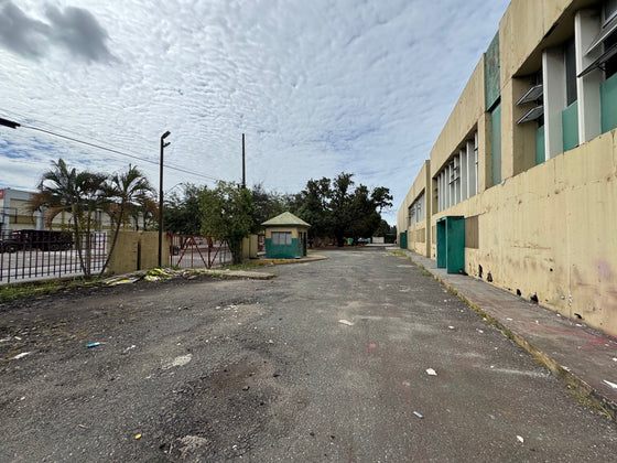 Nave terreno locales comerciales venta Ave. Luperon Herrera, Santo Domingo