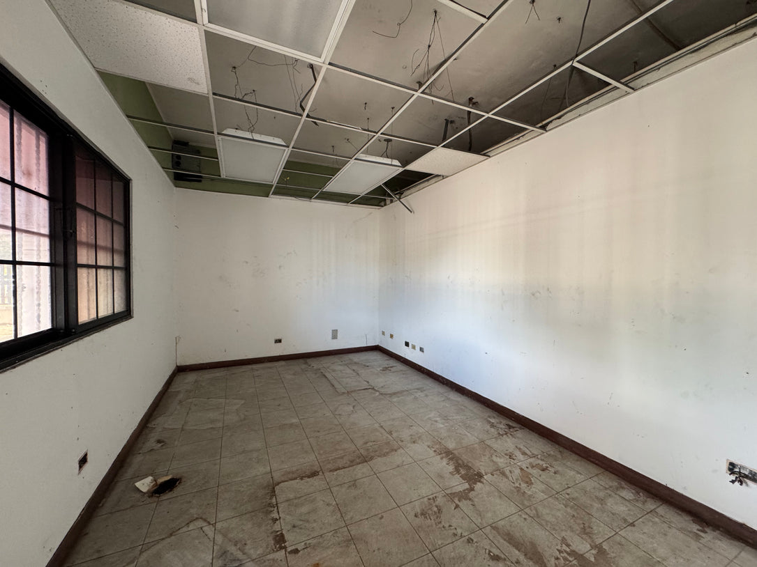Edificio Comercial y para Oficinas de 2 Niveles y 1,000 m² en Alquiler | Santo Domingo Oeste – Zona de Alto Tránsito