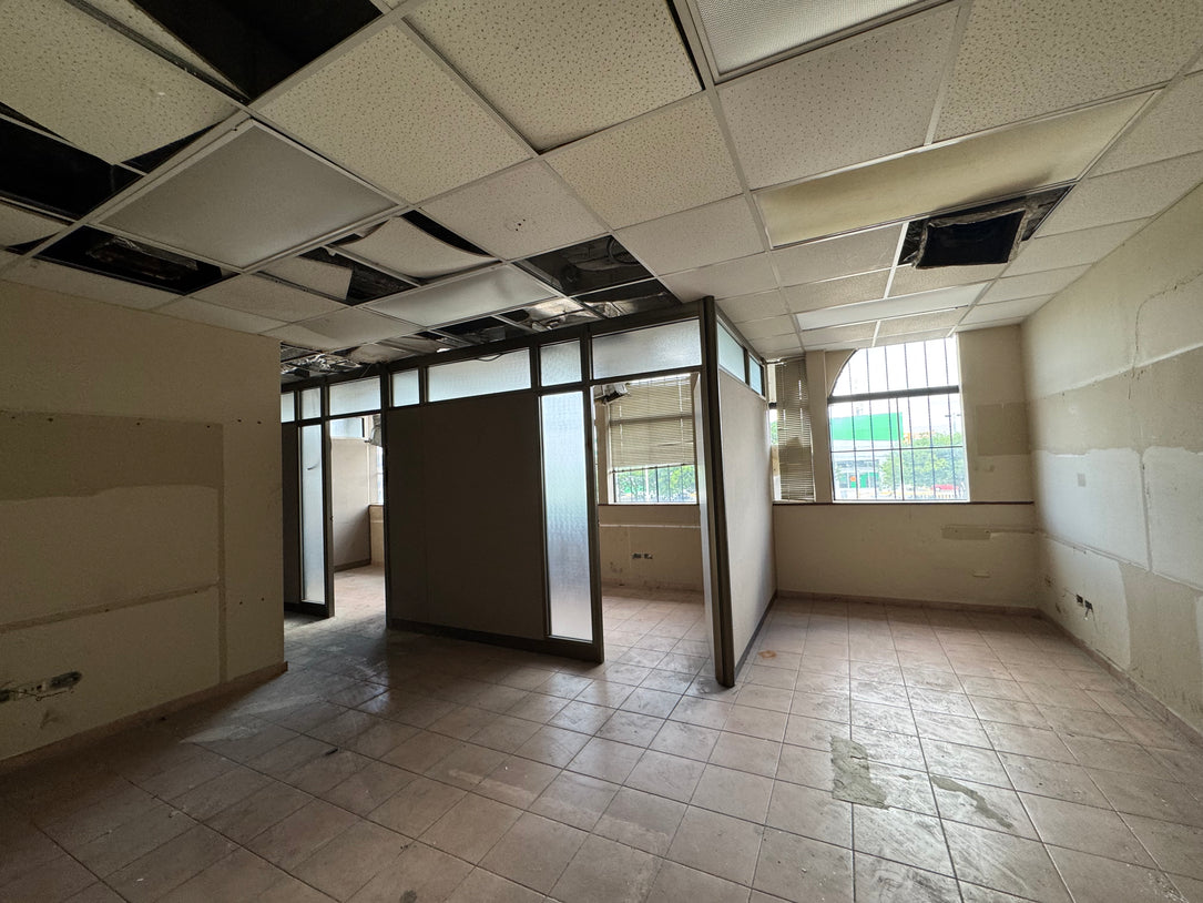 Edificio Comercial y para Oficinas de 2 Niveles y 1,000 m² en Alquiler | Santo Domingo Oeste – Zona de Alto Tránsito