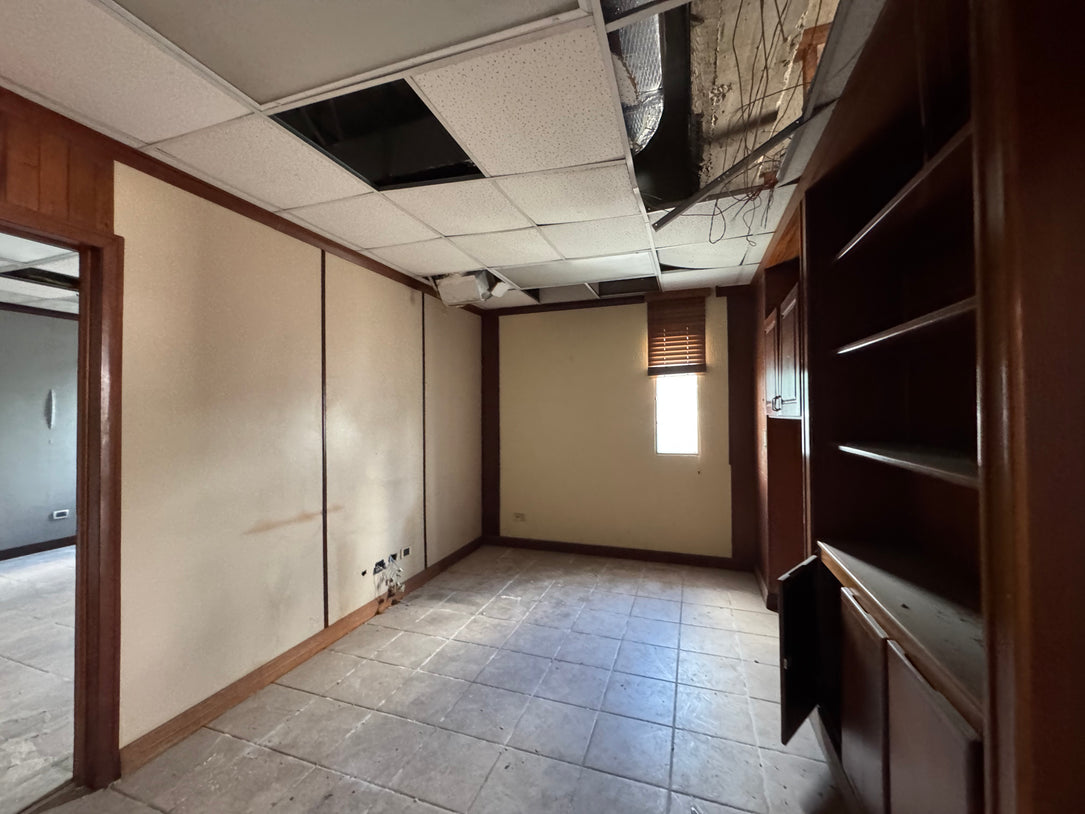 Edificio Comercial y para Oficinas de 2 Niveles y 1,000 m² en Alquiler | Santo Domingo Oeste – Zona de Alto Tránsito