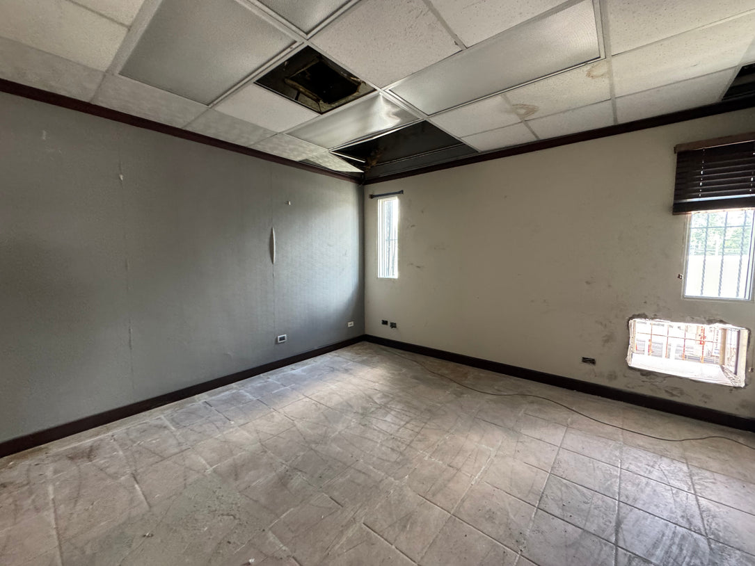 Edificio Comercial y para Oficinas de 2 Niveles y 1,000 m² en Alquiler | Santo Domingo Oeste – Zona de Alto Tránsito