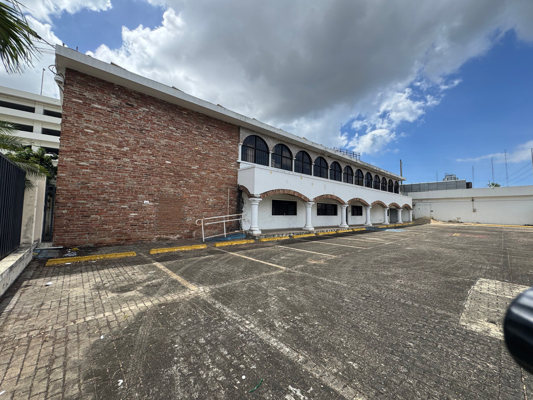 Edificio Comercial y para Oficinas de 2 Niveles y 1,000 m² en Alquiler | Santo Domingo Oeste – Zona de Alto Tránsito