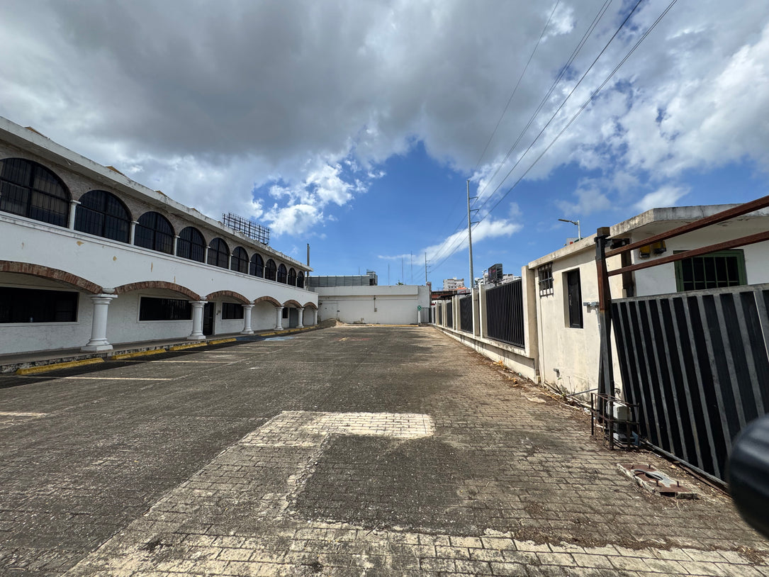 Edificio Comercial y para Oficinas de 2 Niveles y 1,000 m² en Alquiler | Santo Domingo Oeste – Zona de Alto Tránsito