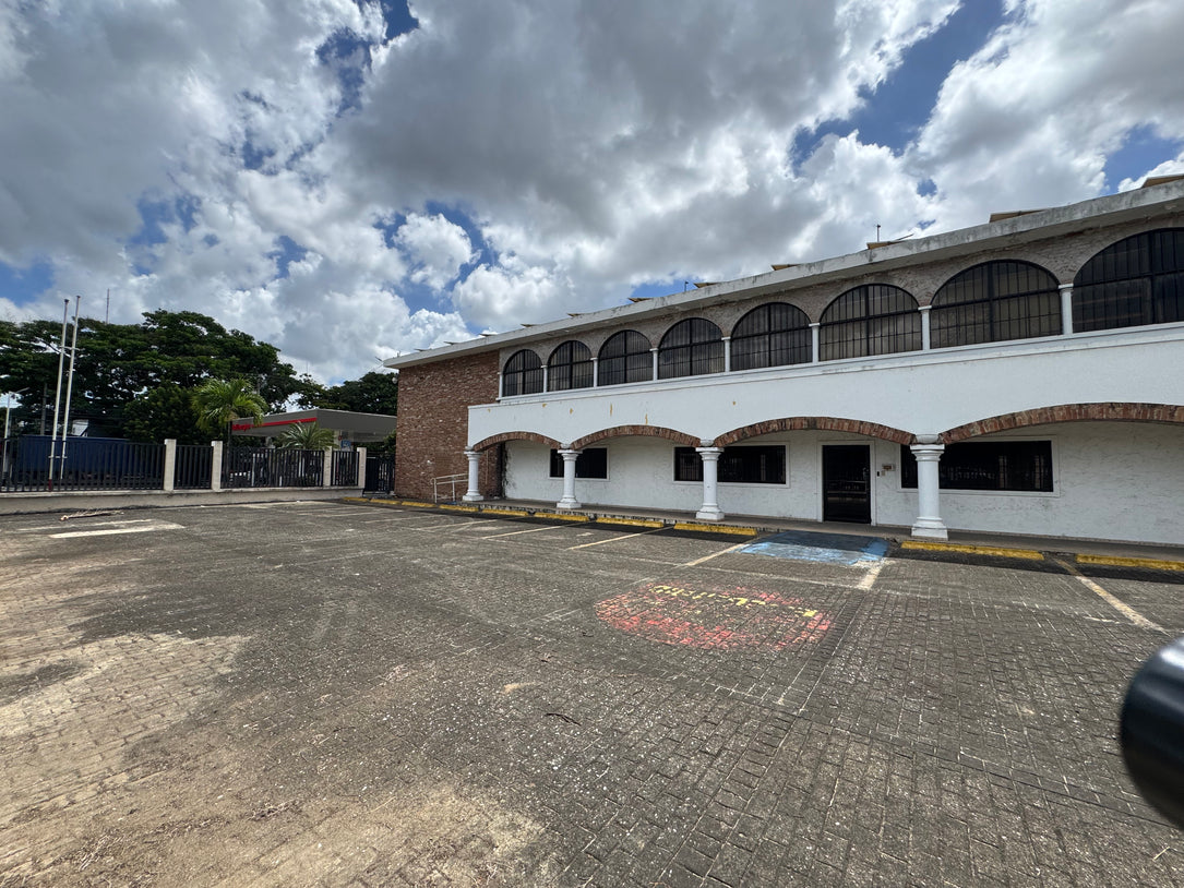 Edificio Comercial y para Oficinas de 2 Niveles y 1,000 m² en Alquiler | Santo Domingo Oeste – Zona de Alto Tránsito