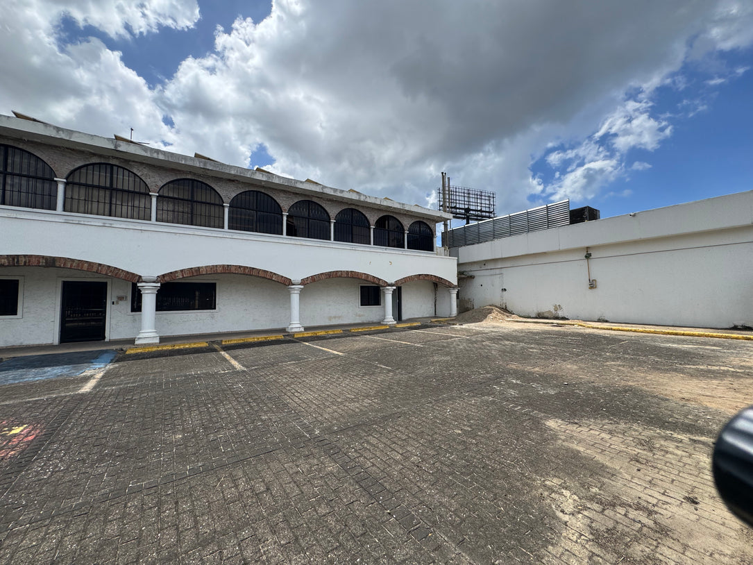 Edificio Comercial y para Oficinas de 2 Niveles y 1,000 m² en Alquiler | Santo Domingo Oeste – Zona de Alto Tránsito