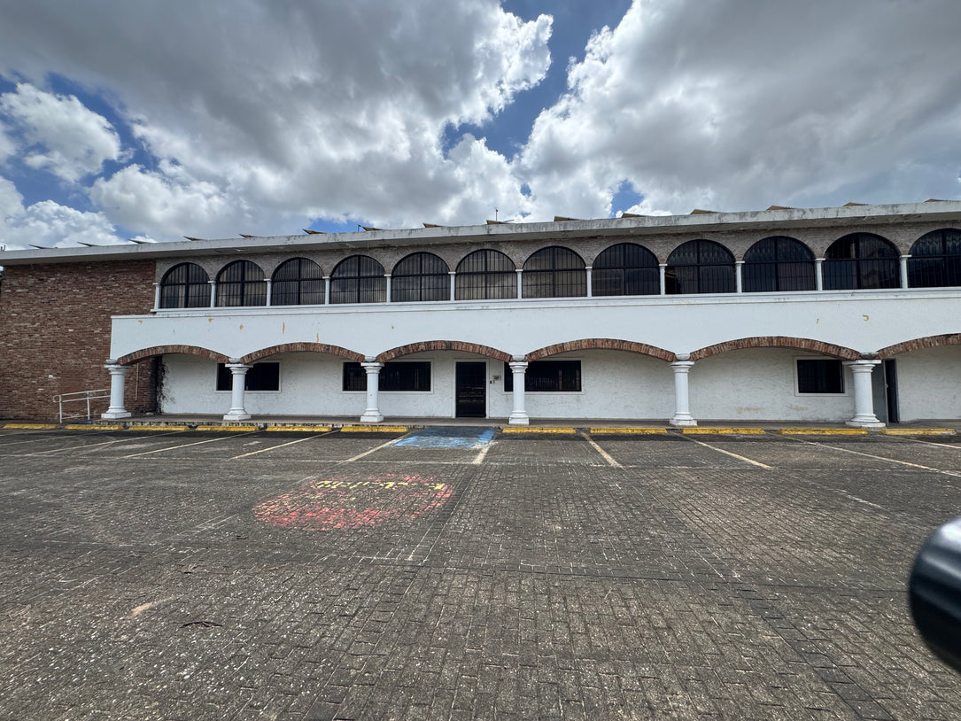Edificio Comercial y para Oficinas de 2 Niveles y 1,000 m² en Alquiler | Santo Domingo Oeste – Zona de Alto Tránsito