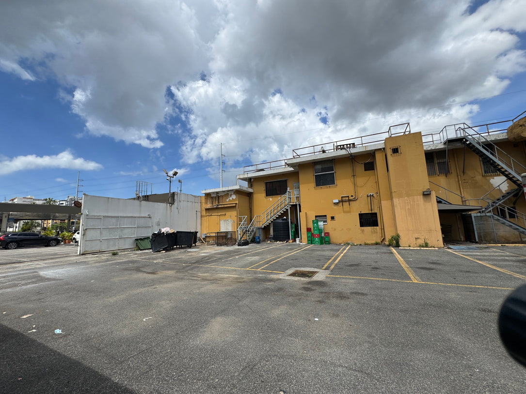 Edificio Comercial y para Oficinas de 2 Niveles y 1,000 m² en Alquiler | Santo Domingo Oeste – Zona de Alto Tránsito