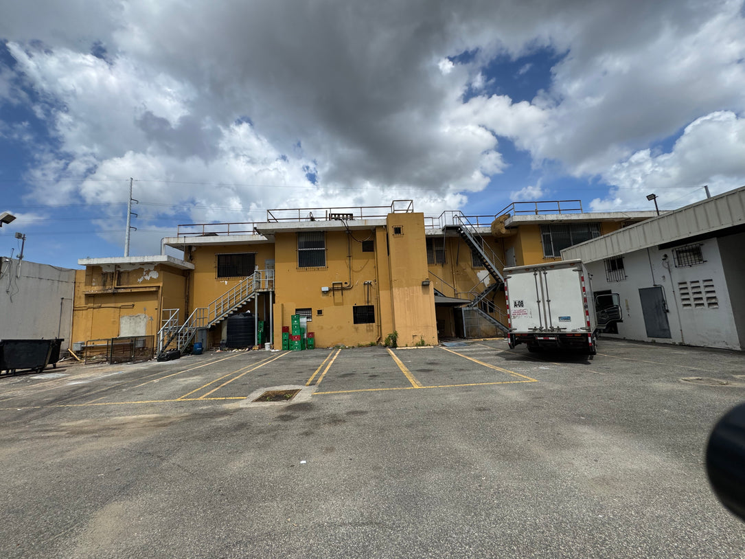 Edificio Comercial y para Oficinas de 2 Niveles y 1,000 m² en Alquiler | Santo Domingo Oeste – Zona de Alto Tránsito