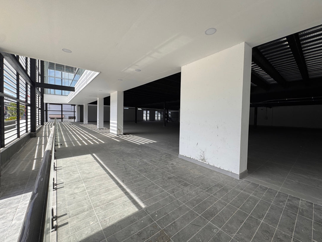 Edificio de Oficinas de 3,400 m² en Alquiler | Av. Luperón, Santo Domingo Oeste