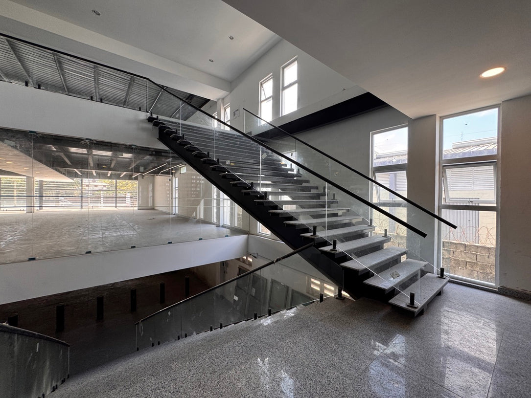 Edificio de Oficinas de 3,400 m² en Alquiler | Av. Luperón, Santo Domingo Oeste