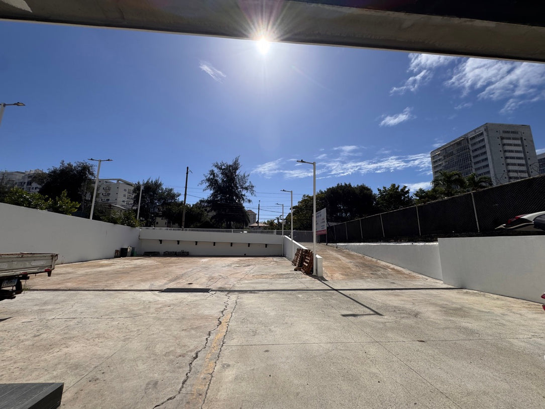 Edificio de Oficinas de 3,400 m² en Alquiler | Av. Luperón, Santo Domingo Oeste