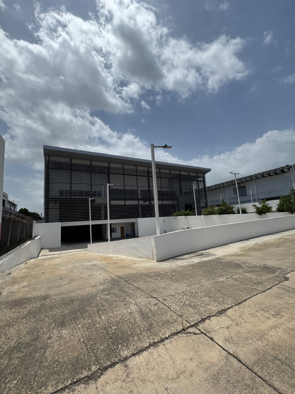 Edificio de Oficinas de 3,400 m² en Alquiler | Av. Luperón, Santo Domingo Oeste