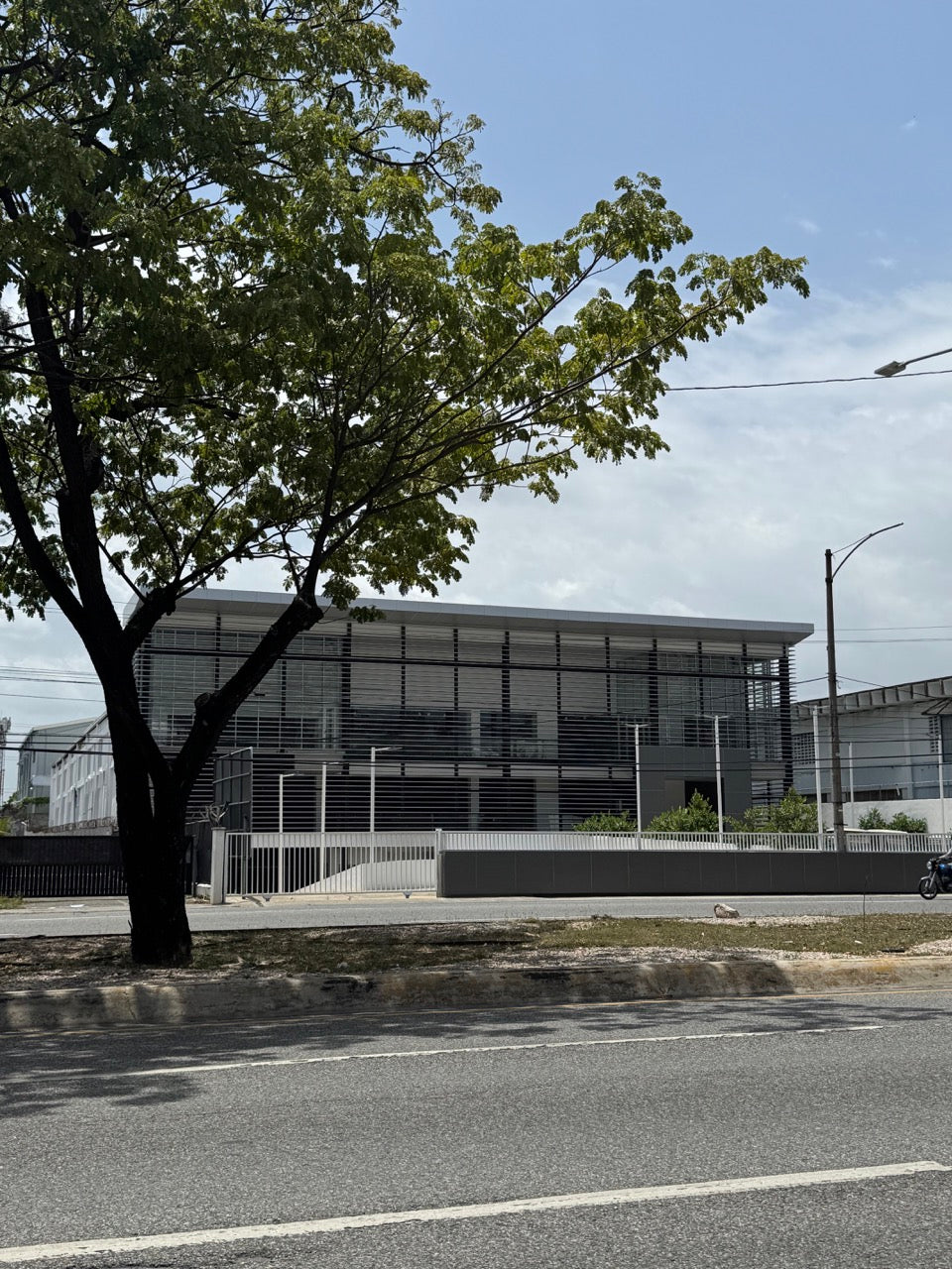 Edificio de Oficinas de 3,400 m² en Alquiler | Av. Luperón, Santo Domingo Oeste