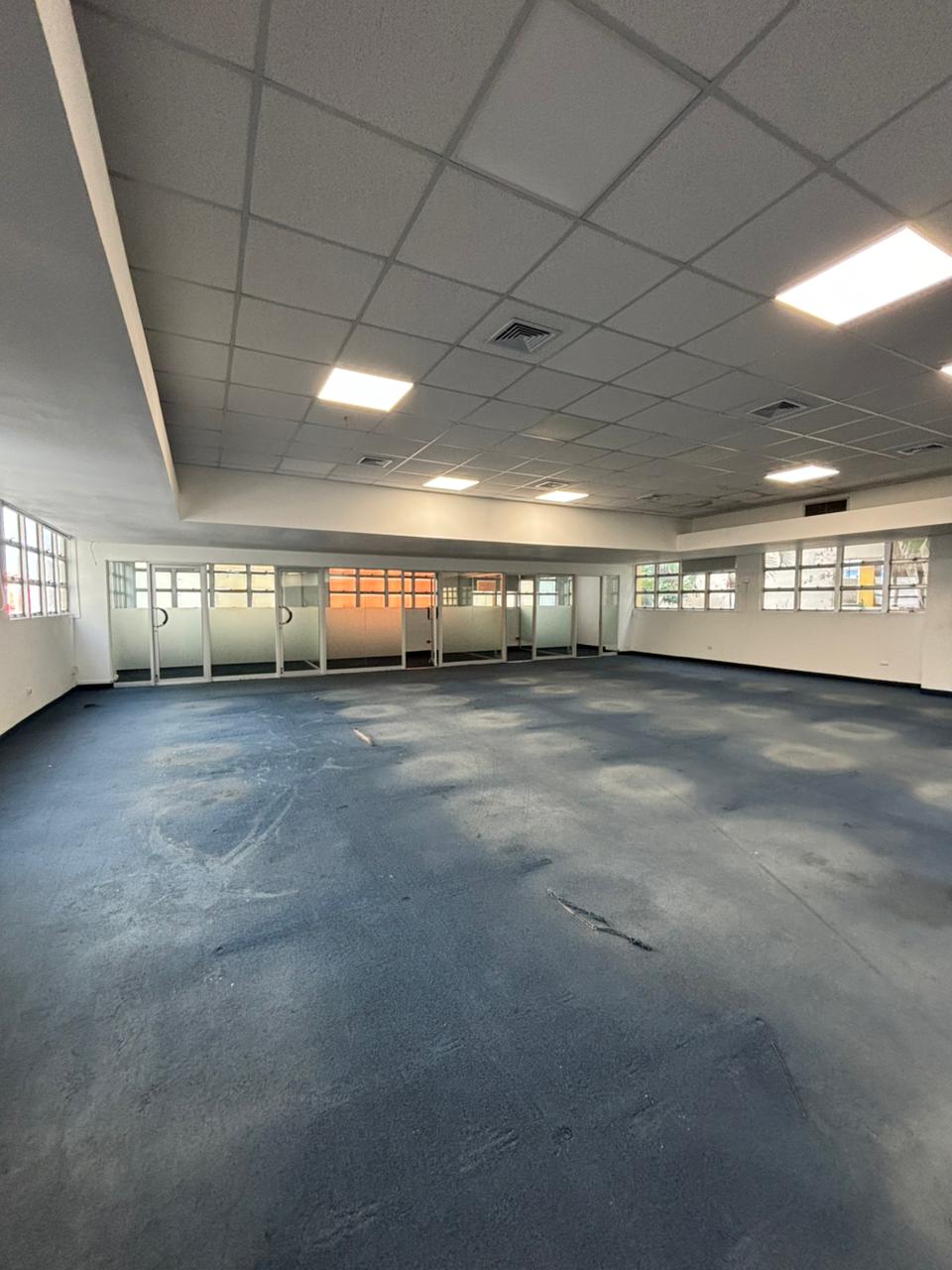Oficinas desde 244 hasta 2,762 m² en Alquiler | Av. John F. Kennedy, Miraflores, Santo Domingo (A Remodelar)