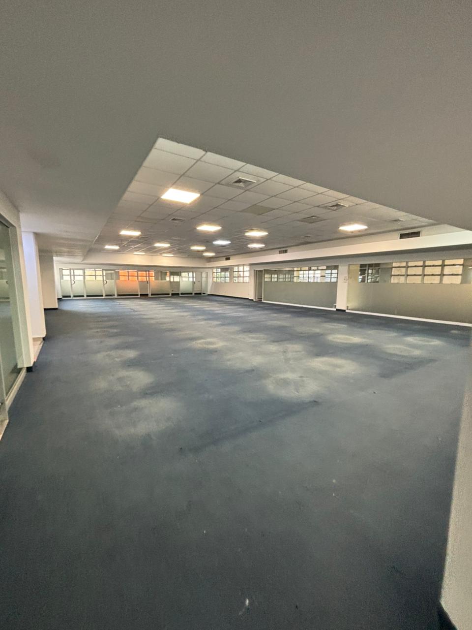 Oficinas desde 244 hasta 2,762 m² en Alquiler | Av. John F. Kennedy, Miraflores, Santo Domingo (A Remodelar)