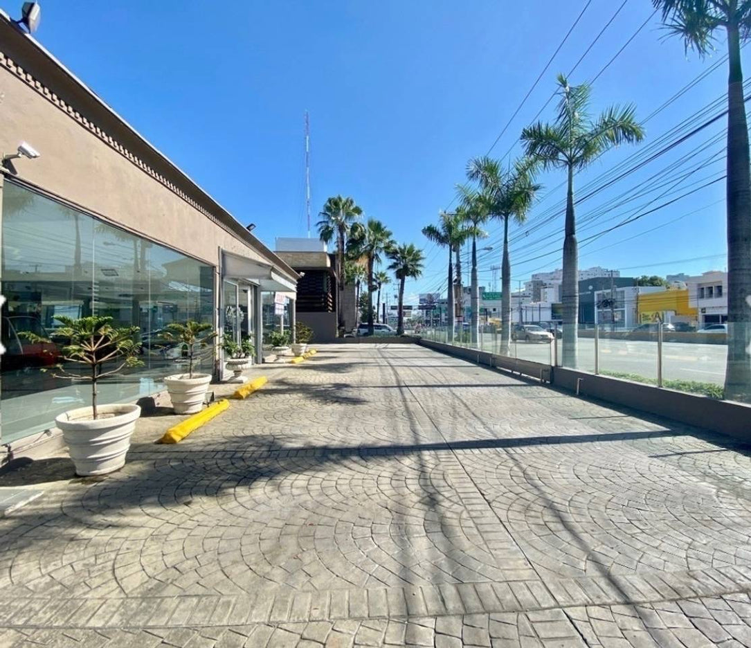 Local Comercial de 600 m² en Alquiler | Avenida 27 de Febrero, Naco, Santo Domingo