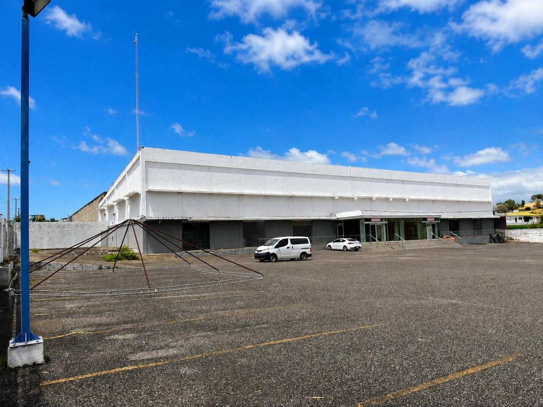 Edificio comercial alquiler Ave. Luperon / 3,395 m2
