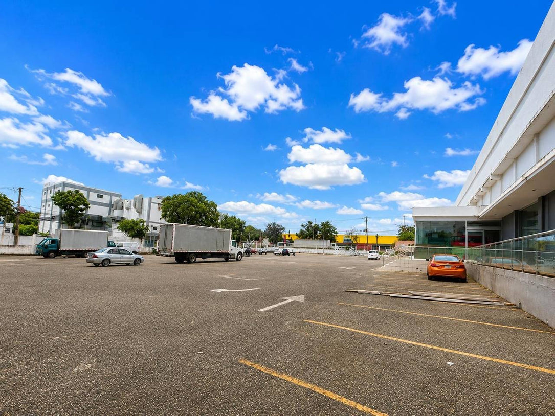 Edificio comercial alquiler Ave. Luperon / 3,395 m2